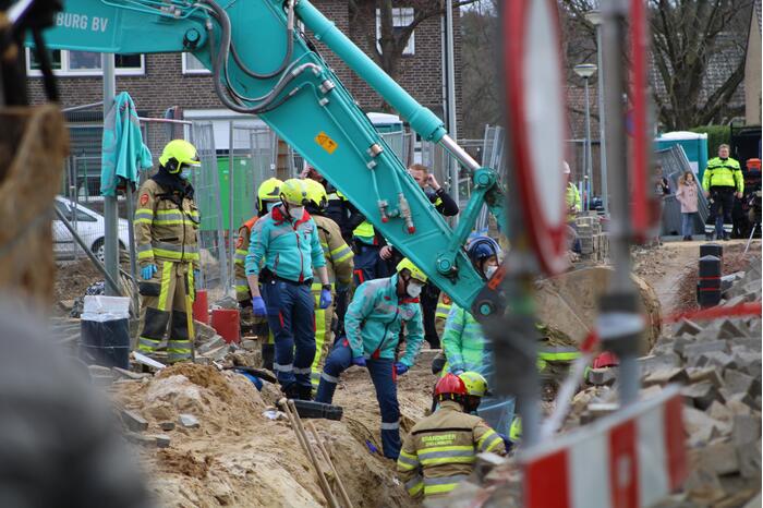 Man bedolven onder grond bij graafwerkzaamheden