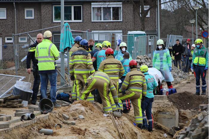 Man bedolven onder grond bij graafwerkzaamheden