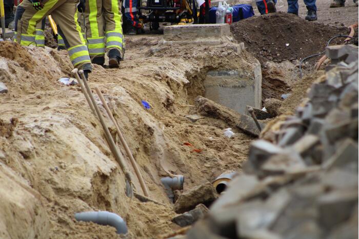 Man bedolven onder grond bij graafwerkzaamheden