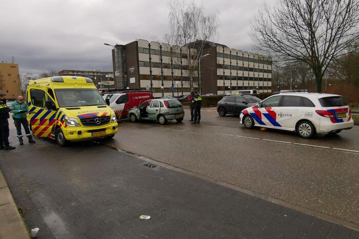 Bestelbus en personenwagen botsen op elkaar