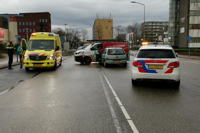Bestelbus en personenwagen botsen op elkaar