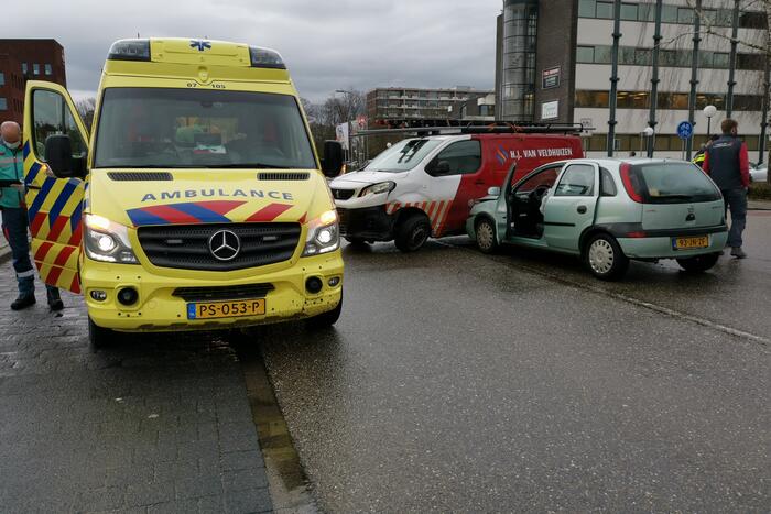Bestelbus en personenwagen botsen op elkaar