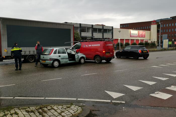 Bestelbus en personenwagen botsen op elkaar