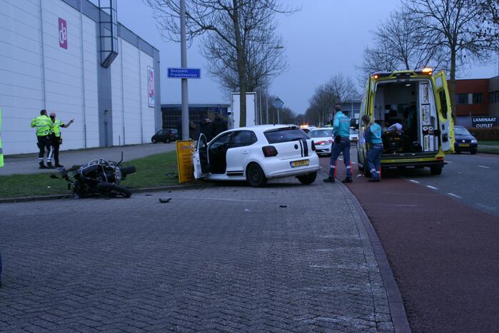 Motorrijder gewond bij botsing met auto