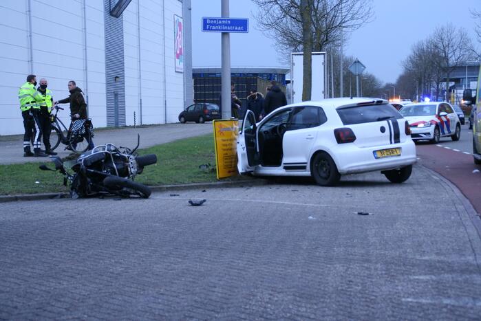 Motorrijder gewond bij botsing met auto