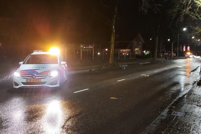 Auto komt tegen boom tot stilstand na ongeval