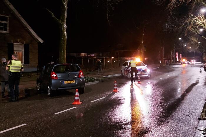 Auto komt tegen boom tot stilstand na ongeval