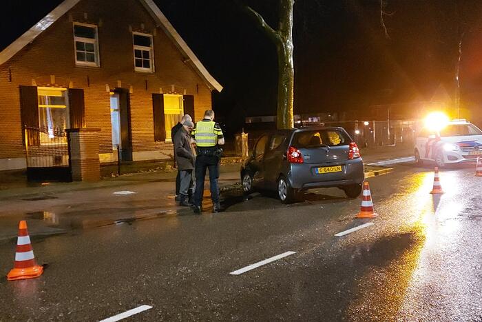 Auto komt tegen boom tot stilstand na ongeval