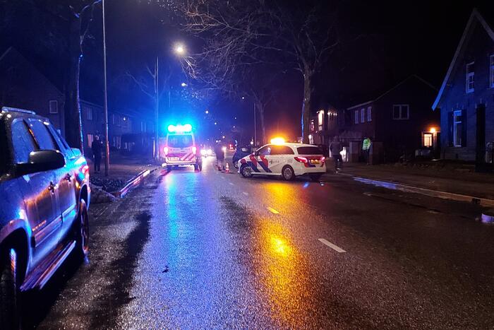 Auto komt tegen boom tot stilstand na ongeval