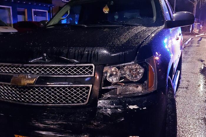 Auto komt tegen boom tot stilstand na ongeval