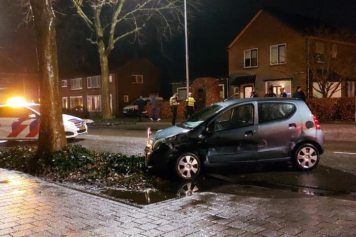 Auto komt tegen boom tot stilstand na ongeval