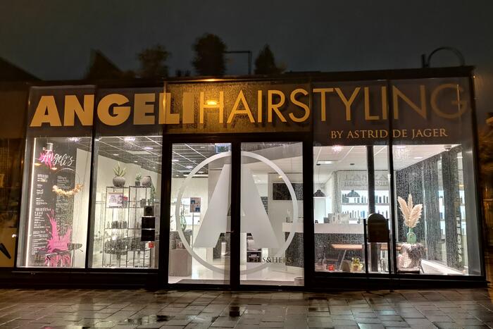 Kappers laten licht aan uit protest