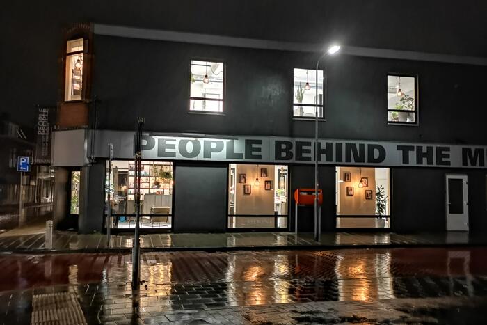 Kappers laten licht aan uit protest