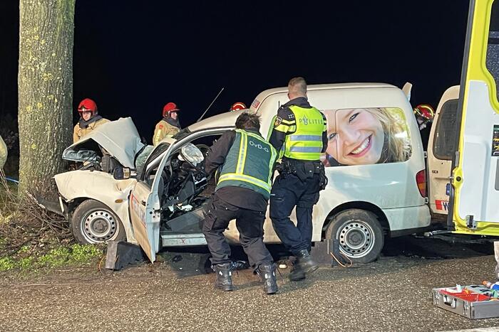 Zwaargewonde bij ongeval met boom