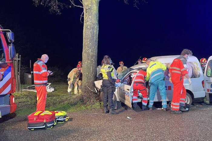 Zwaargewonde bij ongeval met boom