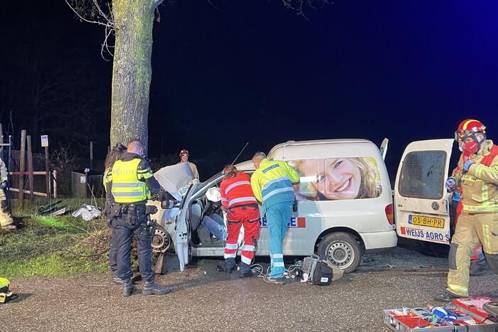 Zwaargewonde bij ongeval met boom