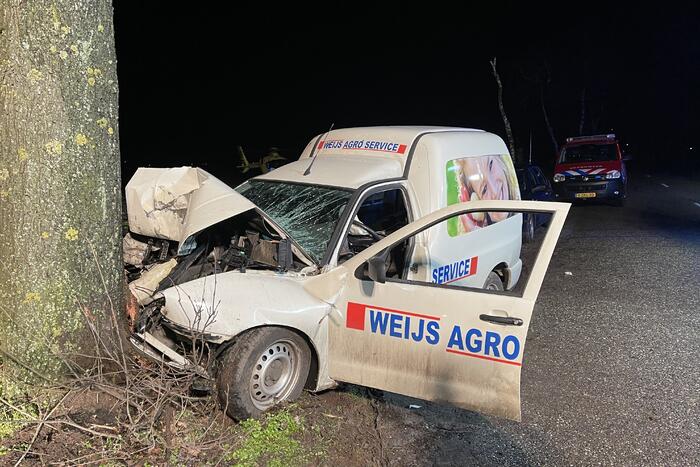Zwaargewonde bij ongeval met boom