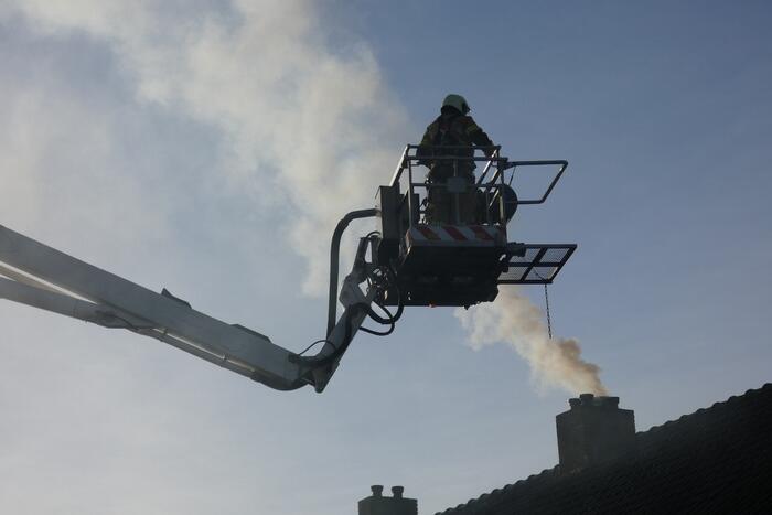 Brandweer veegt schoorsteen na brand