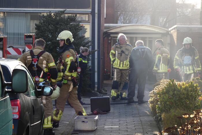 Brandweer veegt schoorsteen na brand