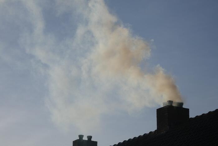 Brandweer veegt schoorsteen na brand
