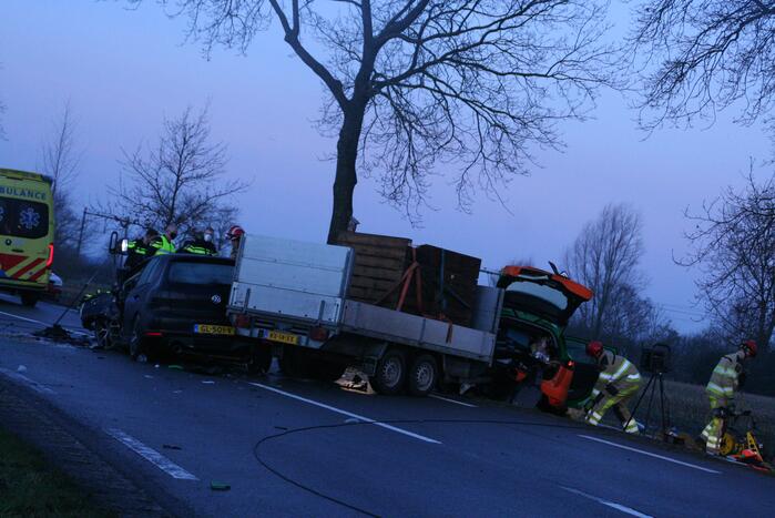 Twee gewonden bij frontale botsing