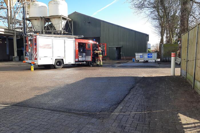 Compressor vliegt in brand in loods