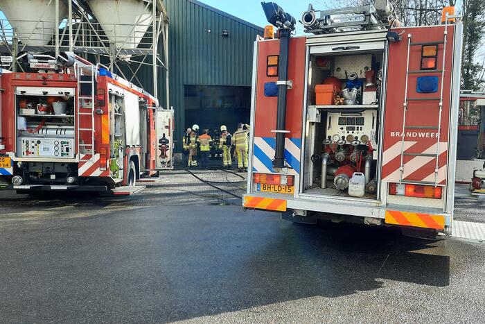 Compressor vliegt in brand in loods