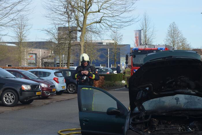 Auto door brand verwoest
