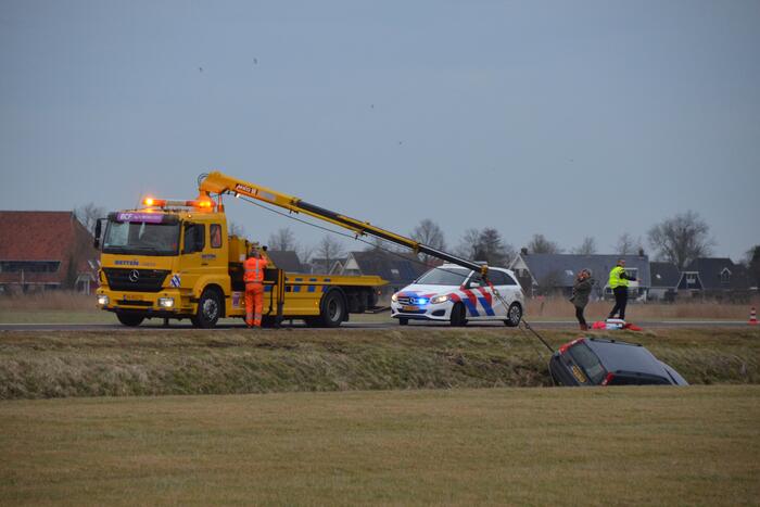 Personenauto raakt van weg en komt tot stilstand in sloot
