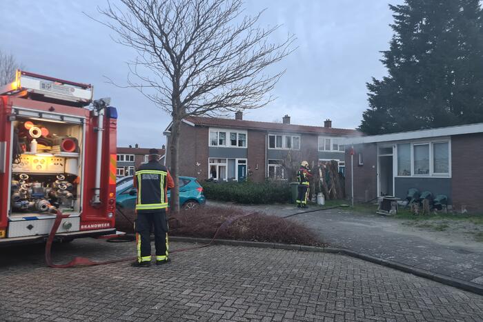 Brandweer blust brandende pan in woning