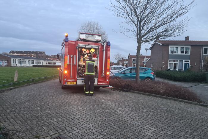 Brandweer blust brandende pan in woning