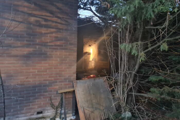 Brandweer blust brandende pan in woning