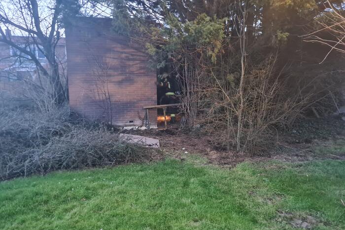 Brandweer blust brandende pan in woning
