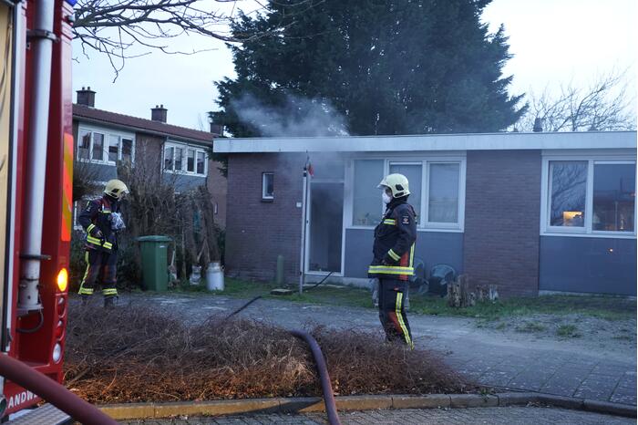 Brandweer blust brandende pan in woning
