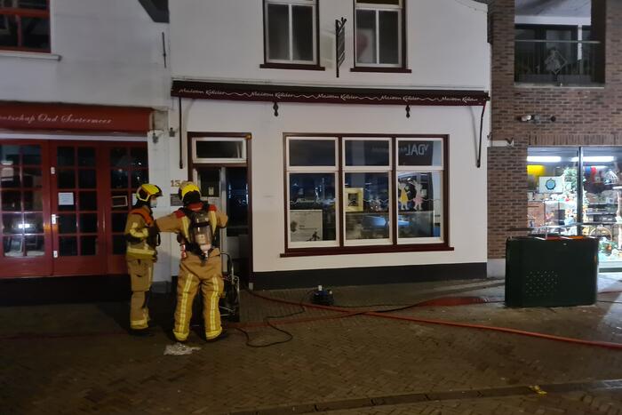 Veel rookontwikkeling bij brand in winkelpand