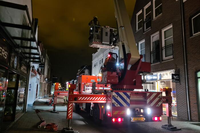 Veel rookontwikkeling bij brand in winkelpand