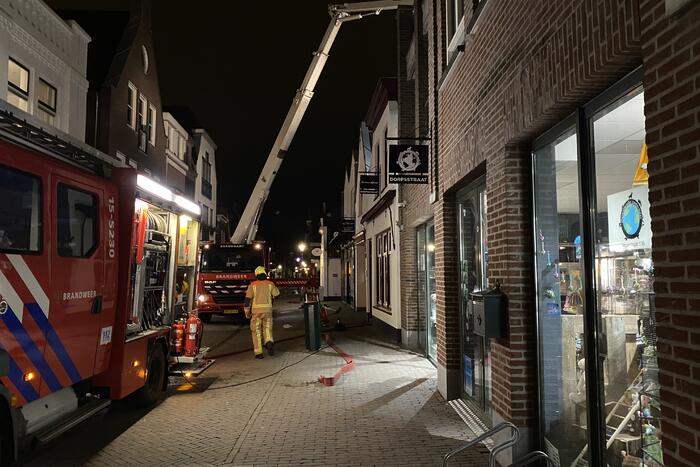 Veel rookontwikkeling bij brand in winkelpand
