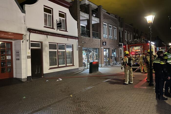 Veel rookontwikkeling bij brand in winkelpand