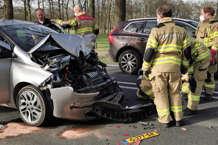 Veel schade bij botsing met taxibus