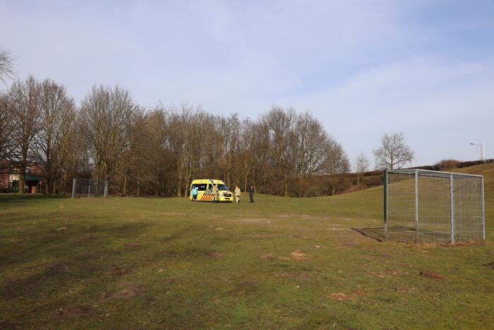 Ambulance vastgereden op voetbalveld