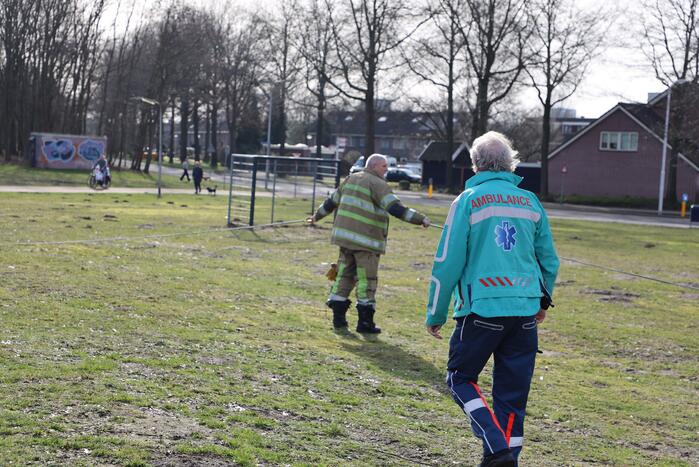 Ambulance vastgereden op voetbalveld