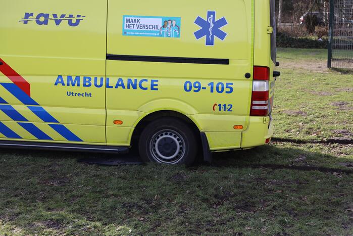 Ambulance vastgereden op voetbalveld
