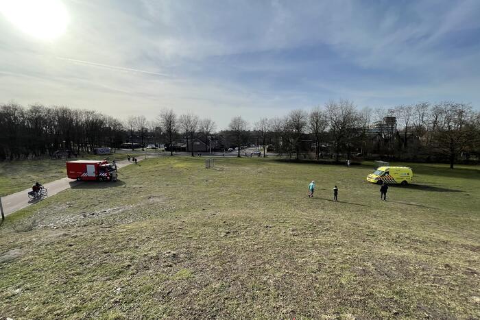 Ambulance vastgereden op voetbalveld