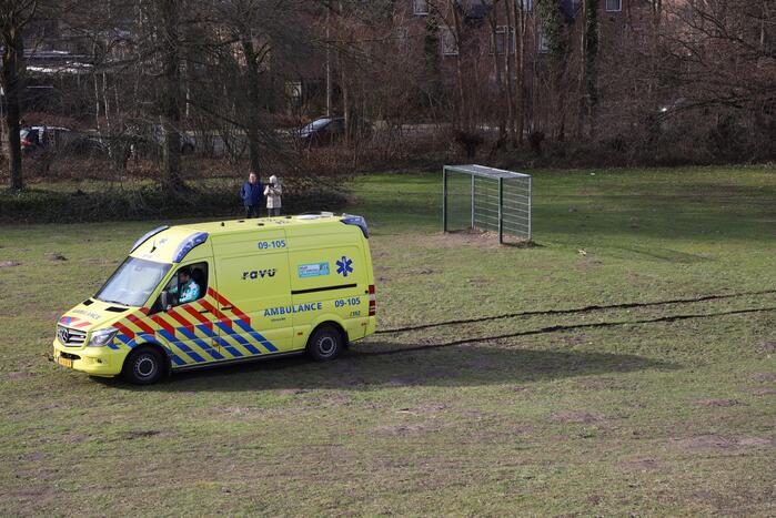 Ambulance vastgereden op voetbalveld