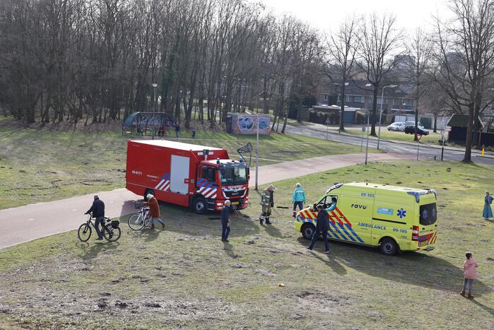 Ambulance vastgereden op voetbalveld