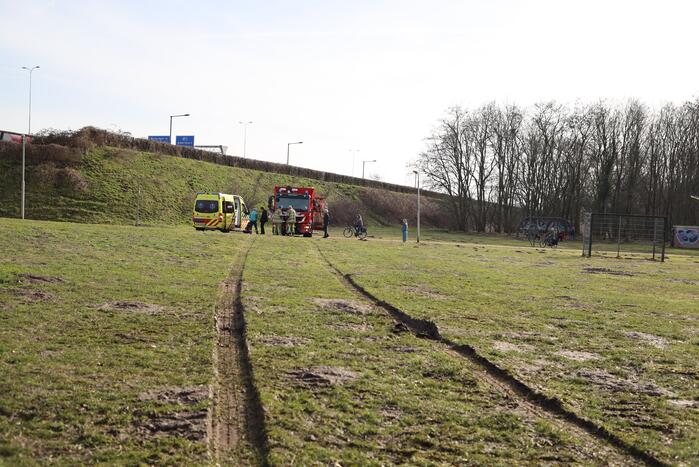 Ambulance vastgereden op voetbalveld