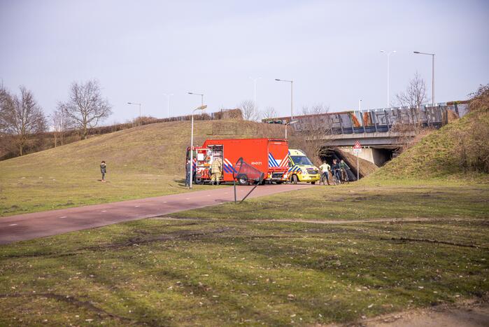 Ambulance vastgereden op voetbalveld