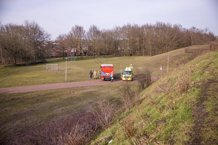 Ambulance vastgereden op voetbalveld