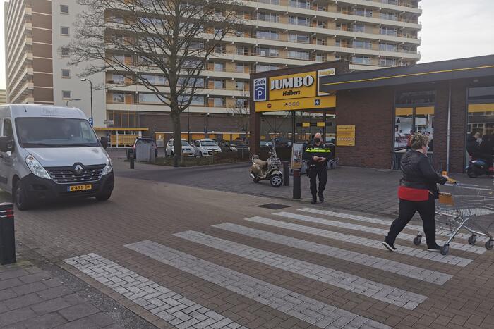 Personenauto en scooter met elkaar in aanrijding