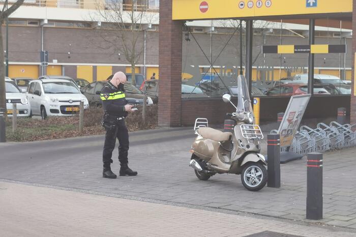 Personenauto en scooter met elkaar in aanrijding